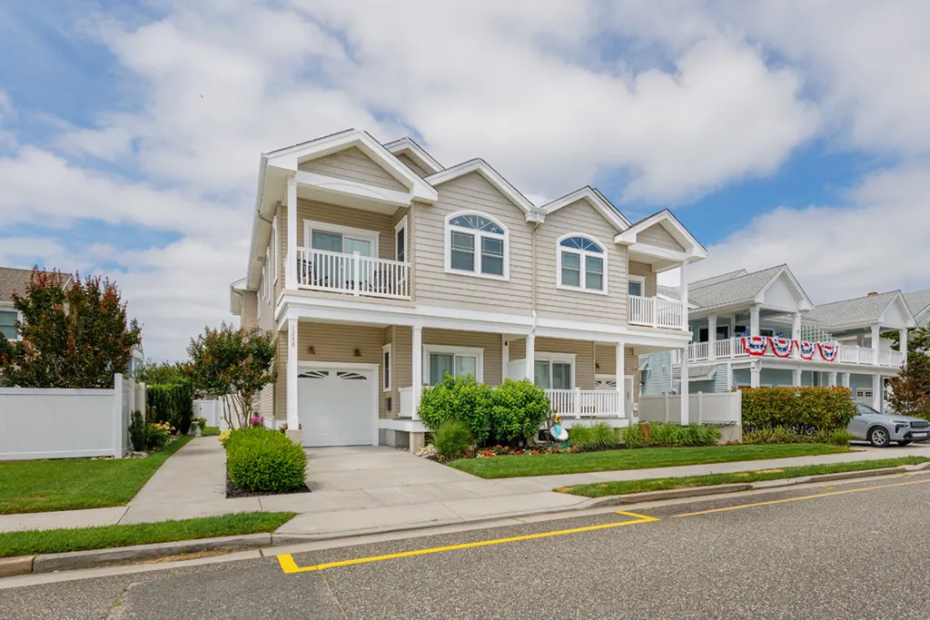 HOUSE ON THE LEFT. 3 BLOCKS TO THE  BEACH