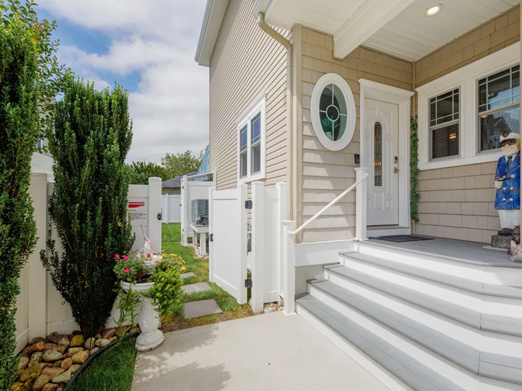  ENTRANCE TO BACK YARD