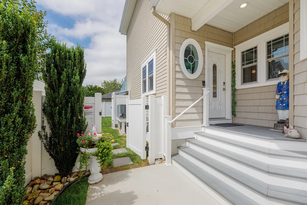  ENTRANCE TO BACK YARD
