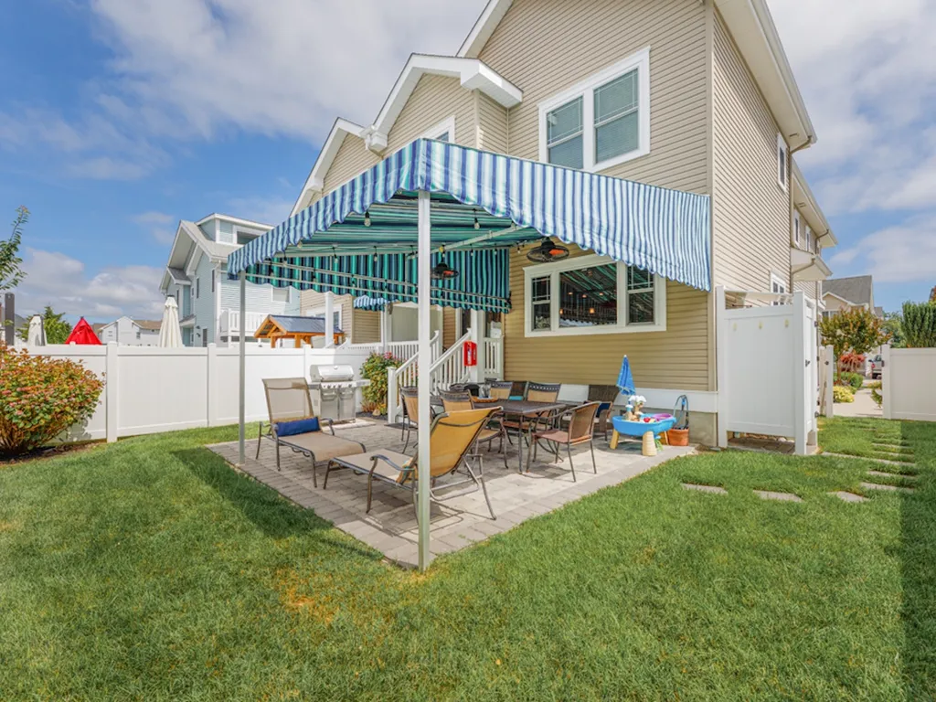 BACK YARD WITH COVERED PATIO