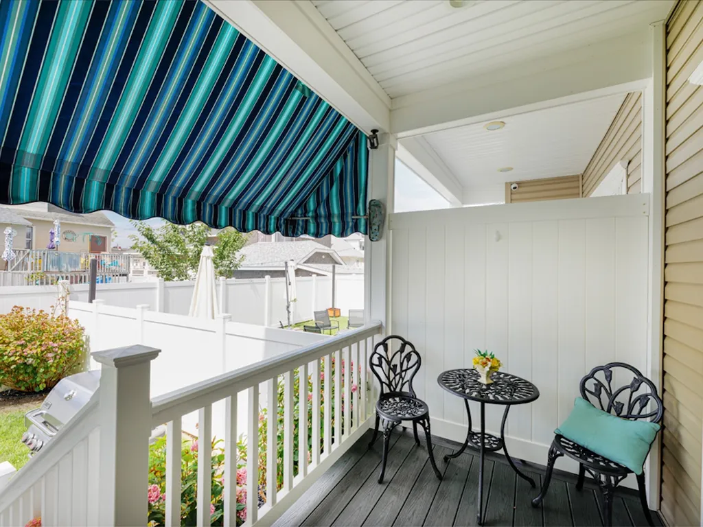 COVERED DECK WITH SEATING