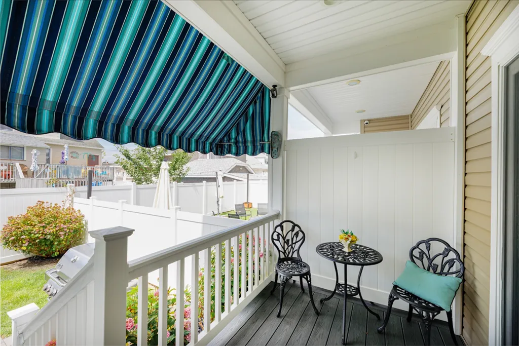 COVERED DECK WITH SEATING