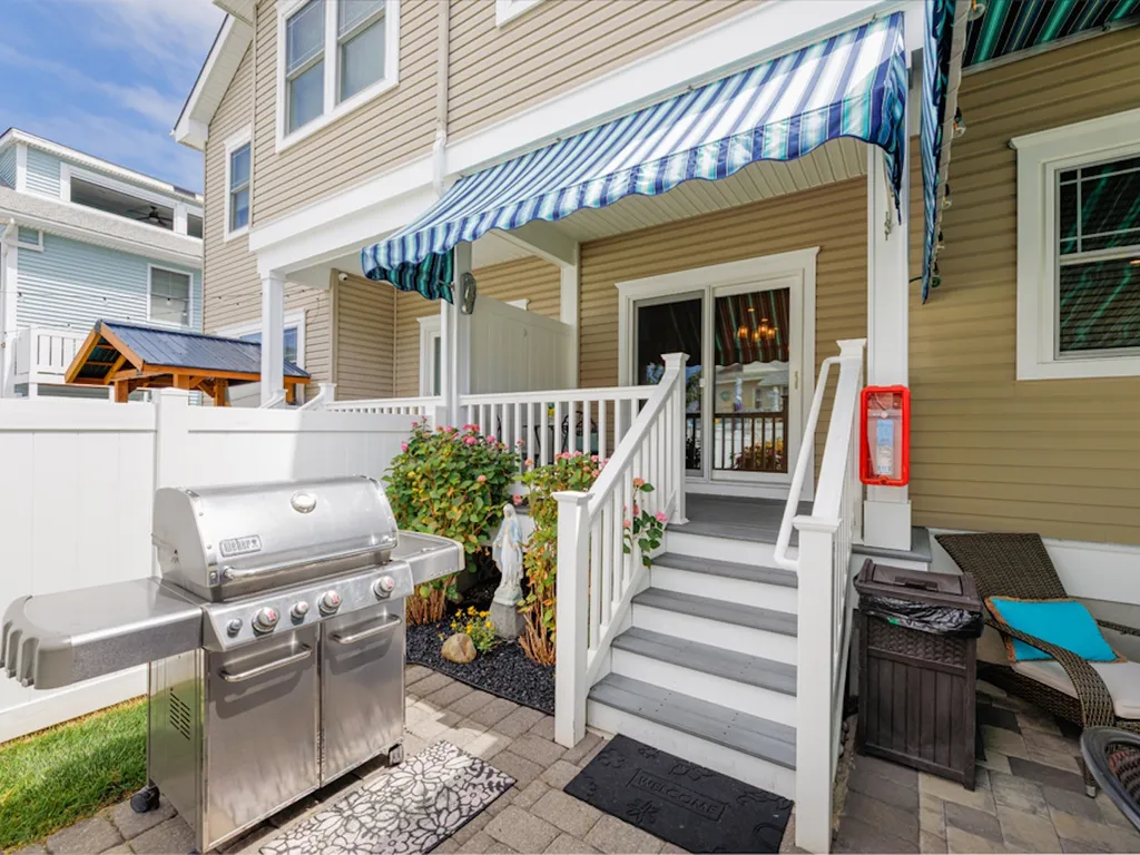 OUTDOOR WEBER GAS GRILL