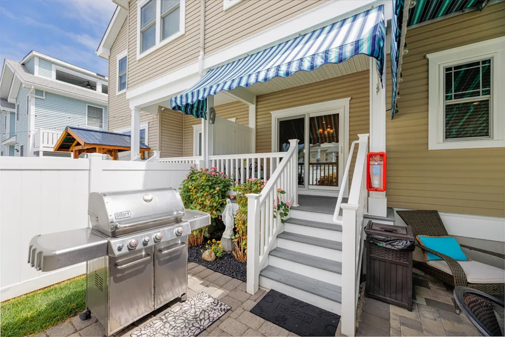 OUTDOOR WEBER GAS GRILL