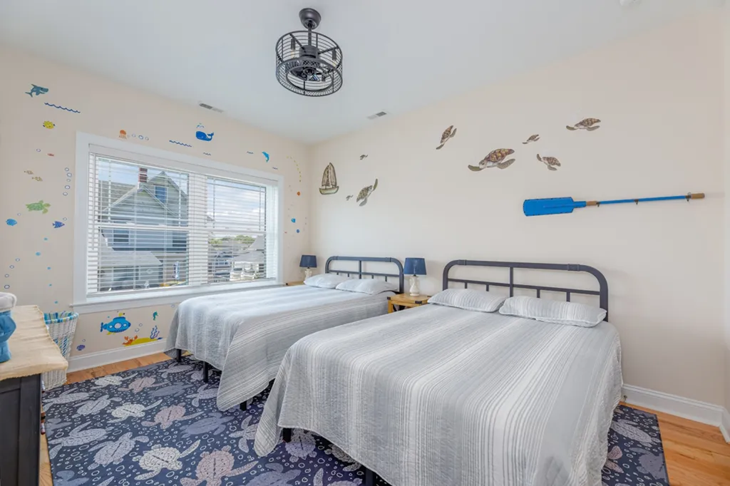 2ND FL BDRM WITH 2 FULL BEDS