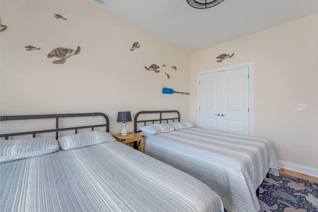 2ND FL. BDRM/2 FULL BEDS