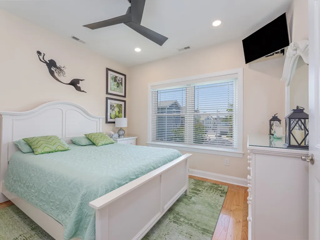 2ND FL. BED RM. QUEEN BED