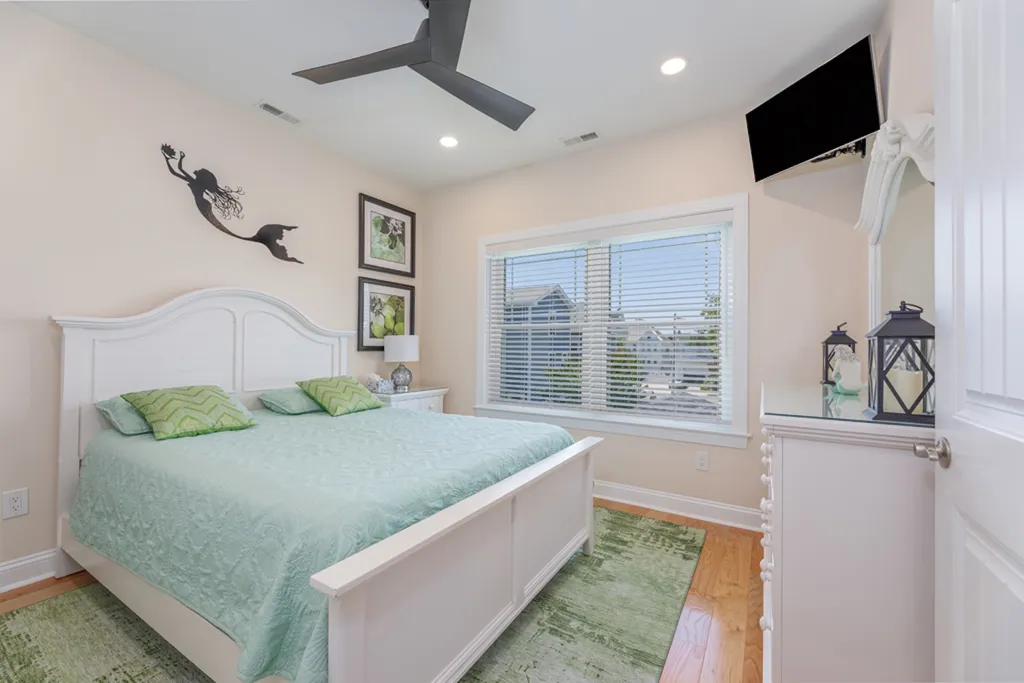 2ND FL. BED RM. QUEEN BED