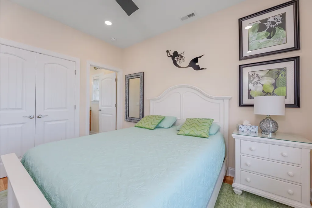 2ND FL. BDRM. WITH FULL BATHROOM