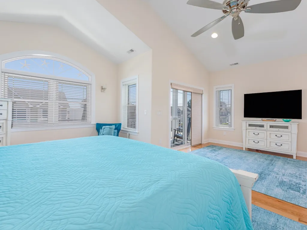 2ND FL. MAIN BDRM. WITH FULL BATH AND BALCONY