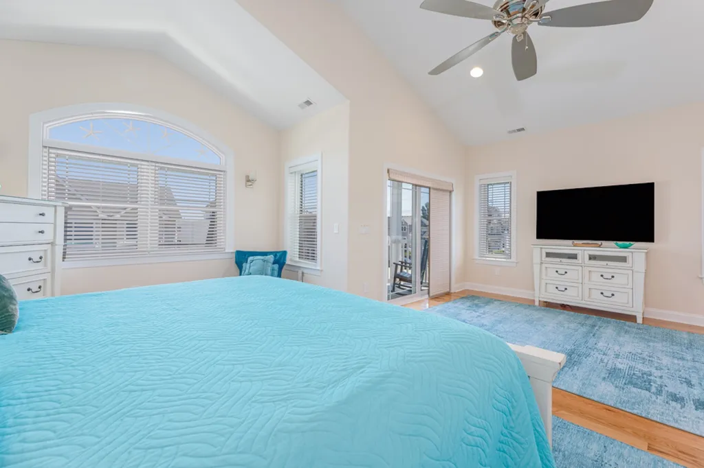 2ND FL. MAIN BDRM. WITH FULL BATH AND BALCONY