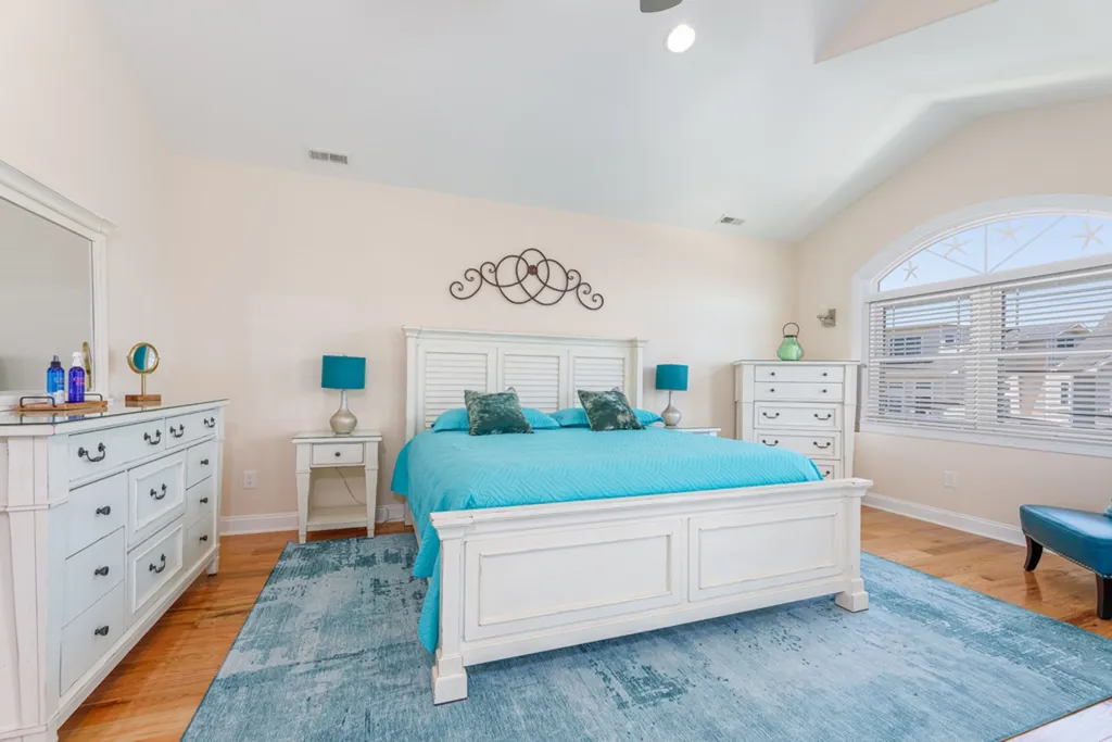 MAIN BEDROOM WITH KING BED