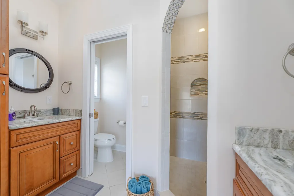 2ND FL. MAIN BDRM. BATH WITH DUAL SHOWERHEADS