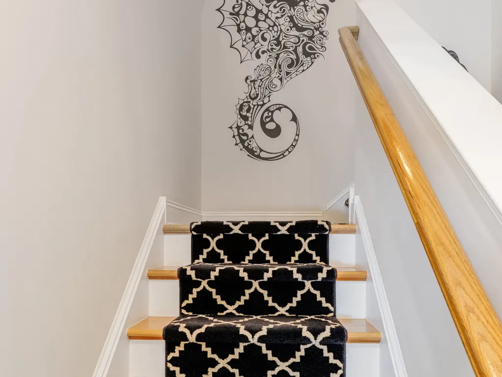 STAIRWELL TO 2ND FL