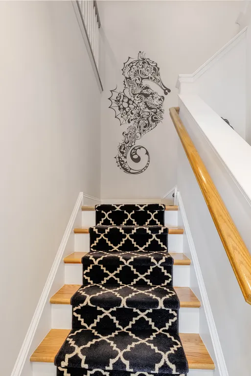STAIRWELL TO 2ND FL