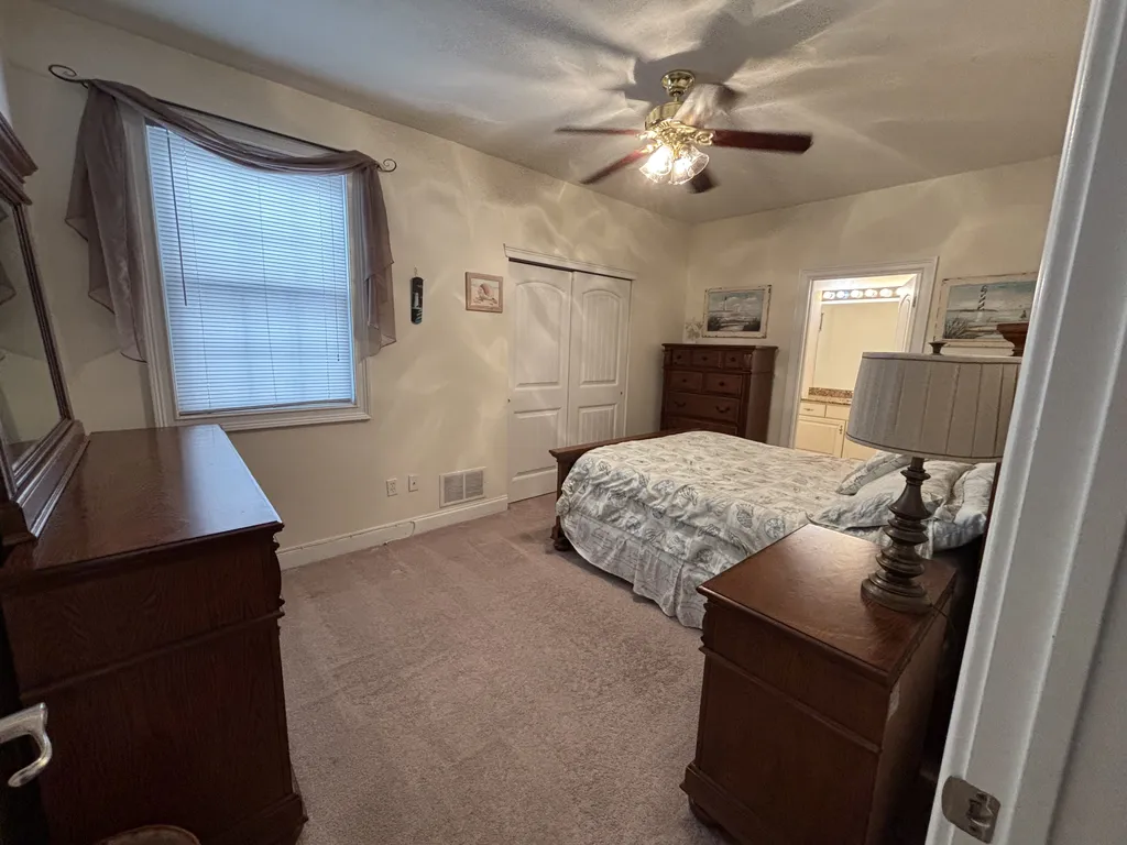 Master Bedroom (1 Queen, Full Bath)