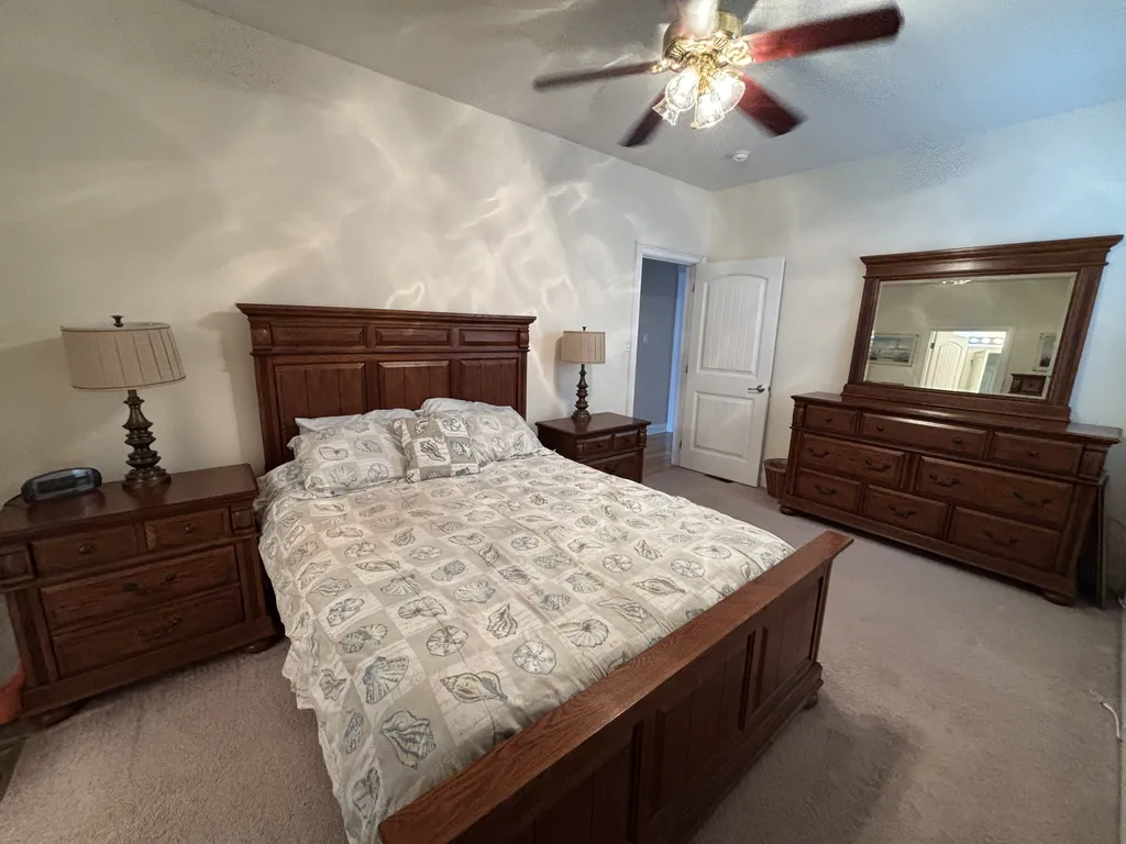 Master Bedroom (1-Queen, Full Bath)