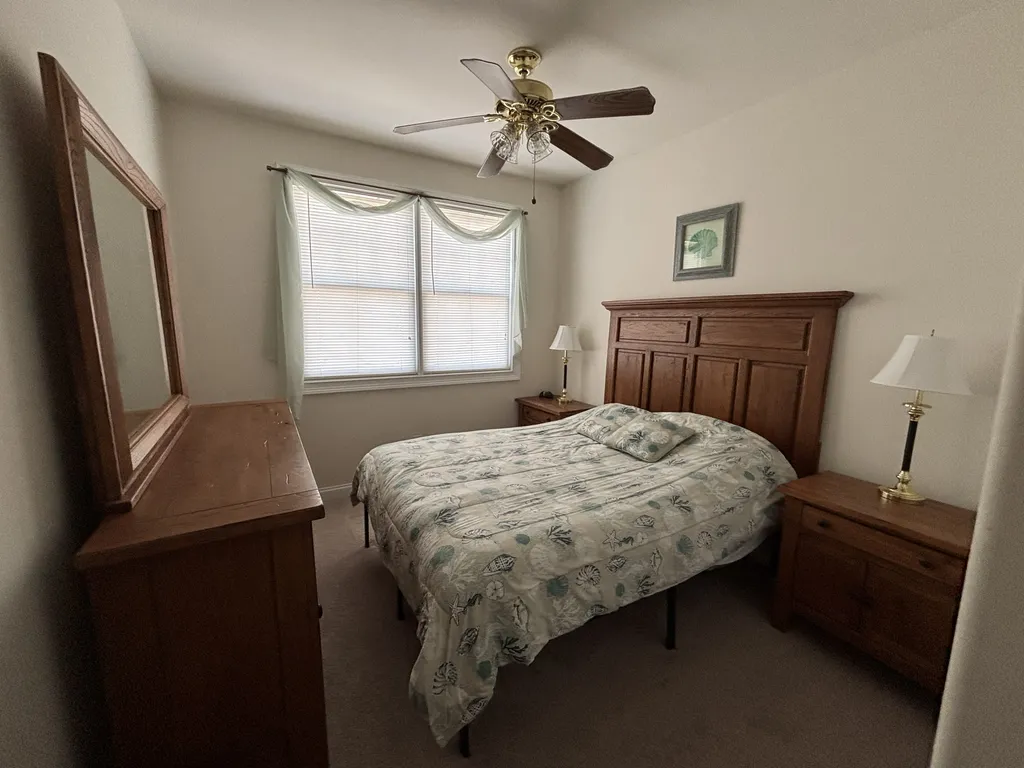 Bedroom 2 (1-Queen)
