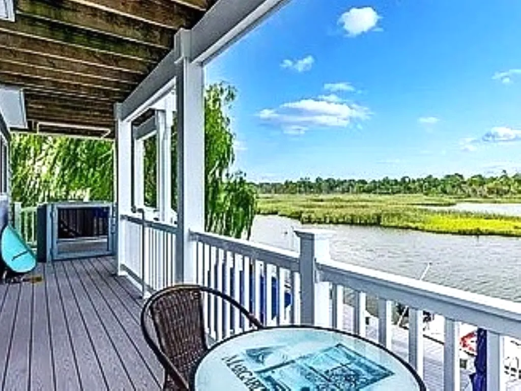 Level 2 balcony: outdoor elevator