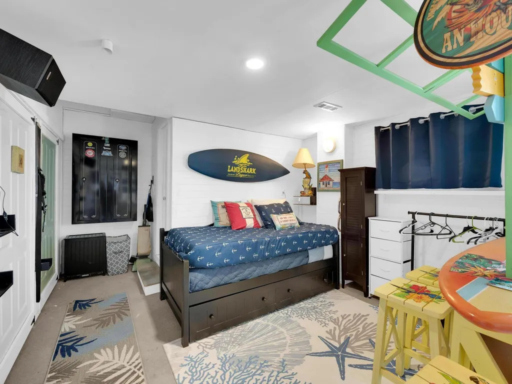 Margaritaville 2 twins (trundle)
