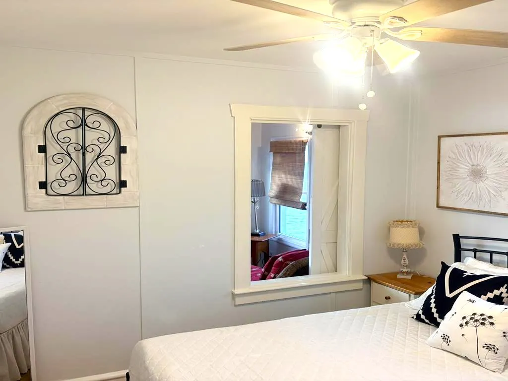 bed 1, &amp;quot;window&amp;quot; open to seating area
