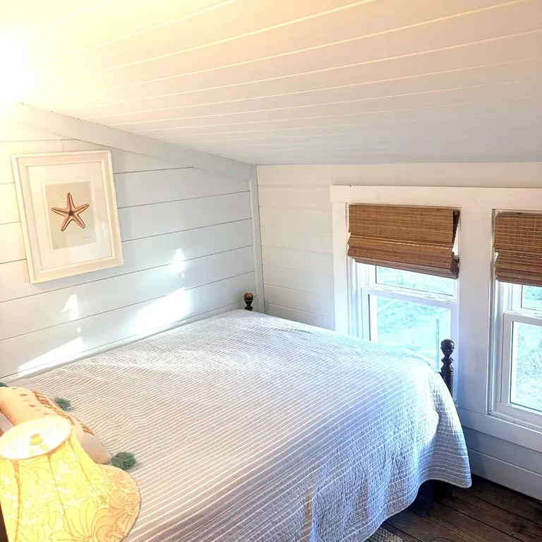 bed 3 (floor 2): low ceiling