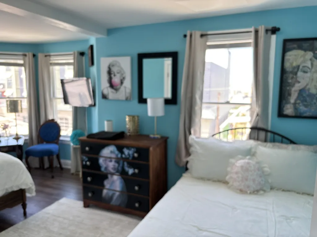 Marilyn Monroe Room, 2nd floor, 2 full beds