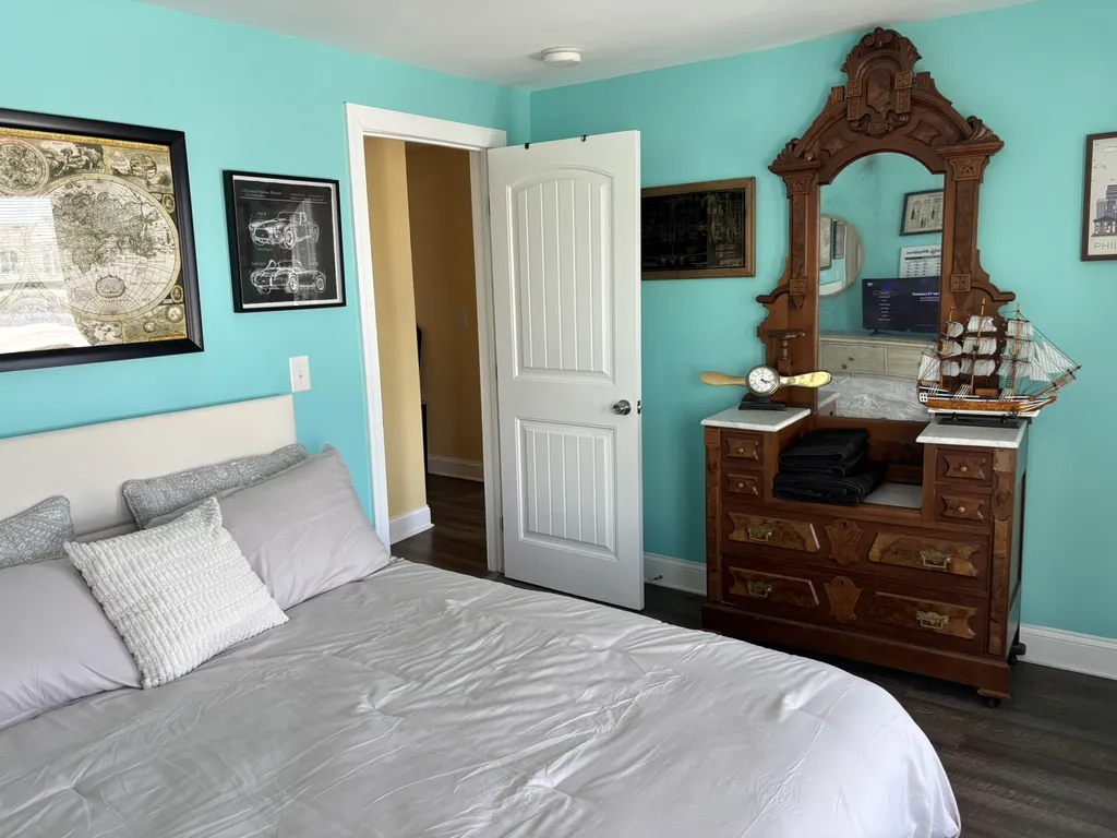 Travel the World- 2nd floor, queen bed
