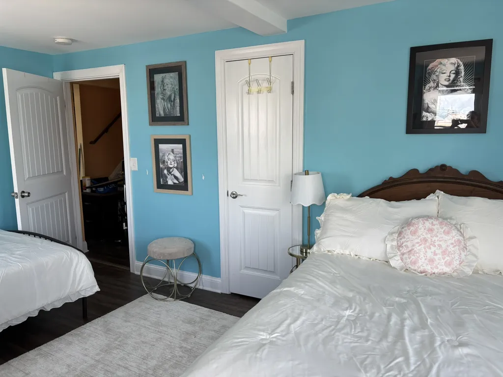 Marilyn Monroe Room- 2nd floor, 2 full beds