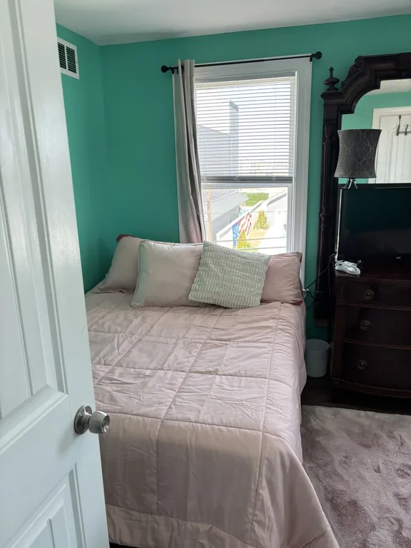 Bougee Babe Room- 2nd floor, 2 full beds