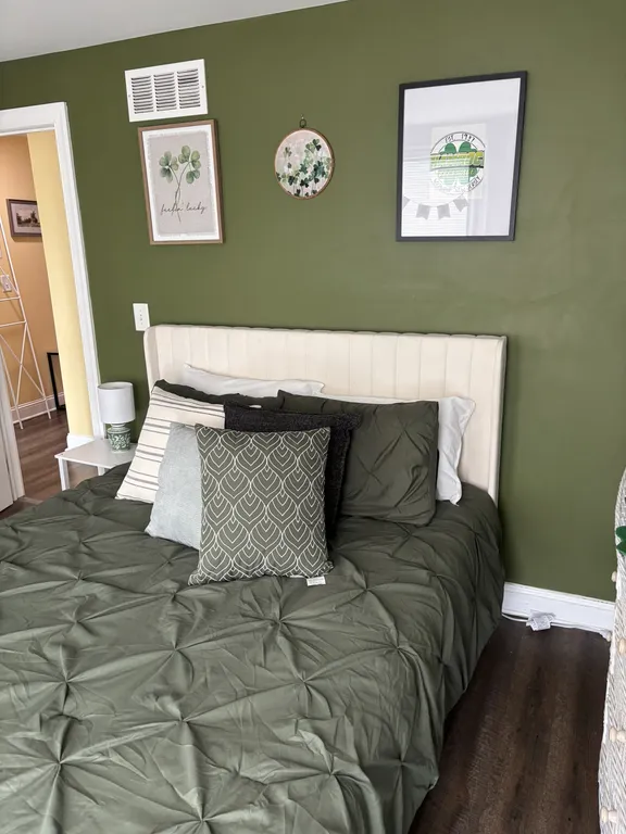 Shamrock Rocks- 2nd floor- Queen Bed