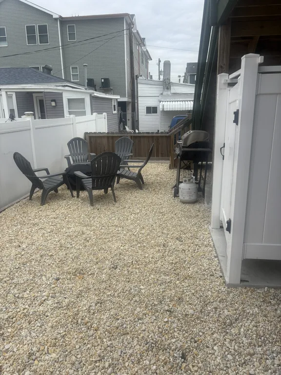 Fenced in backyard- pets welcome!