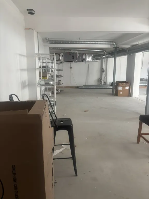 Enormous garage- fits several cars 