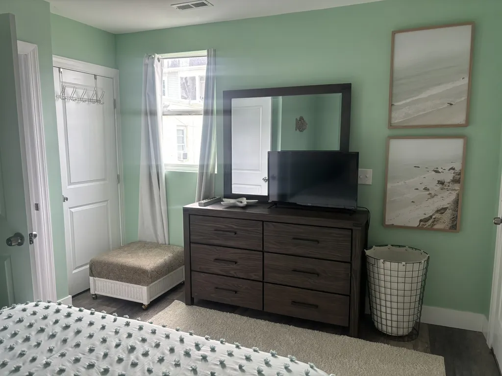 Bedroom in in-law suite, floor #1, queen bed