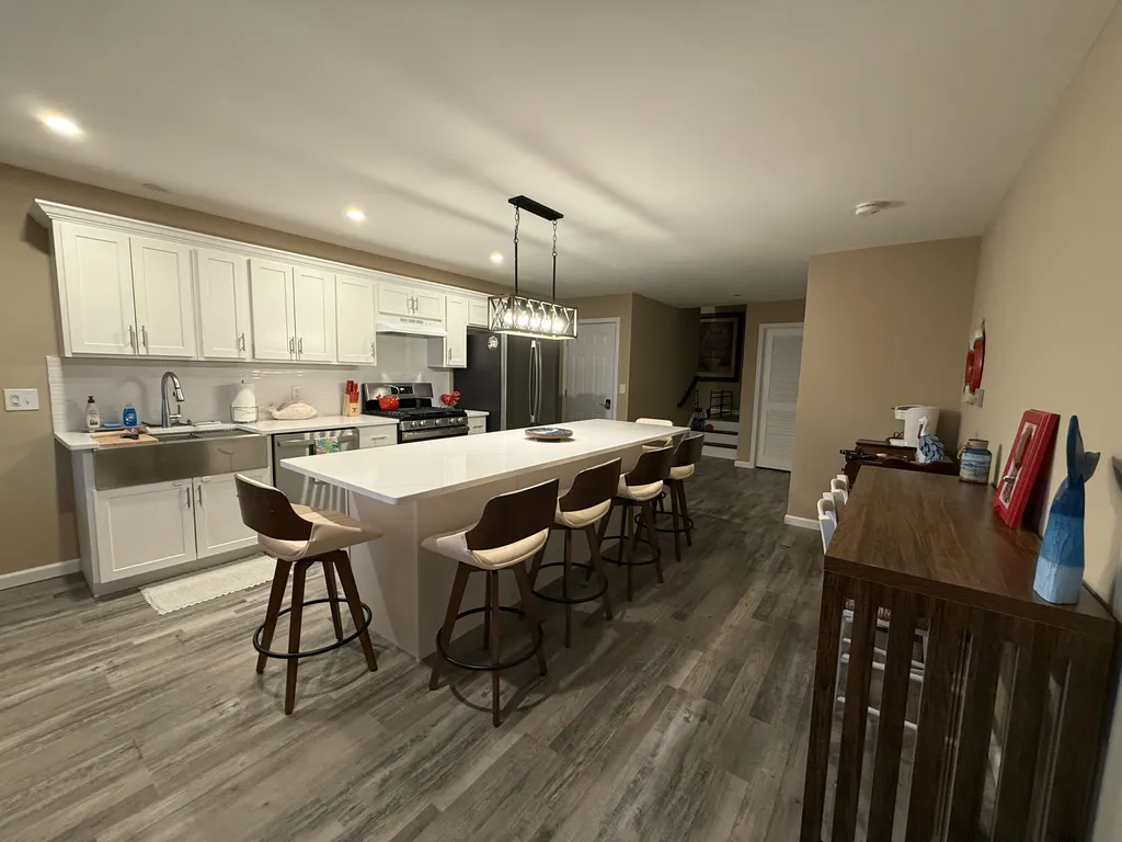 Open Layout-lots of seating. 
