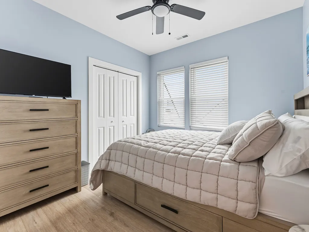 Queen room 