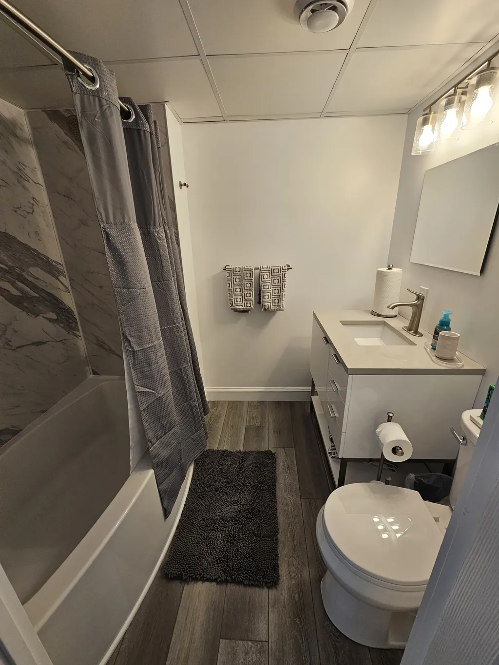 Hall bathroom with tub
