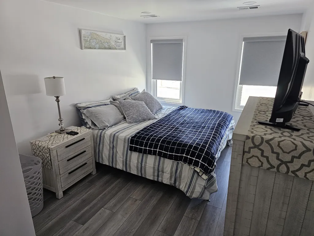 Master bedroom with king adjustable bed