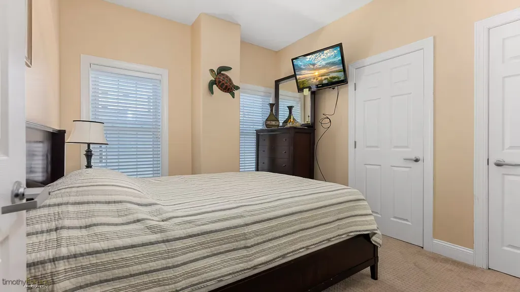 2nd Bedroom - Queen