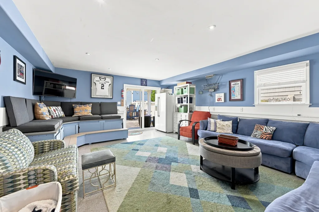 Bonus room/Game Room - two TVs sliding door to back yard, margarita machine, ice maker, refrigerator