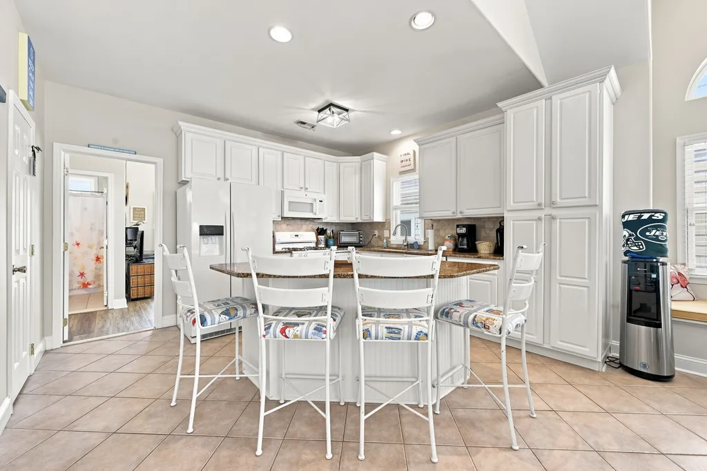 Full kitchen island - seats 4.