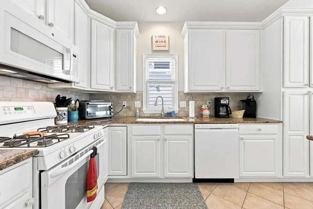 Full kitchen