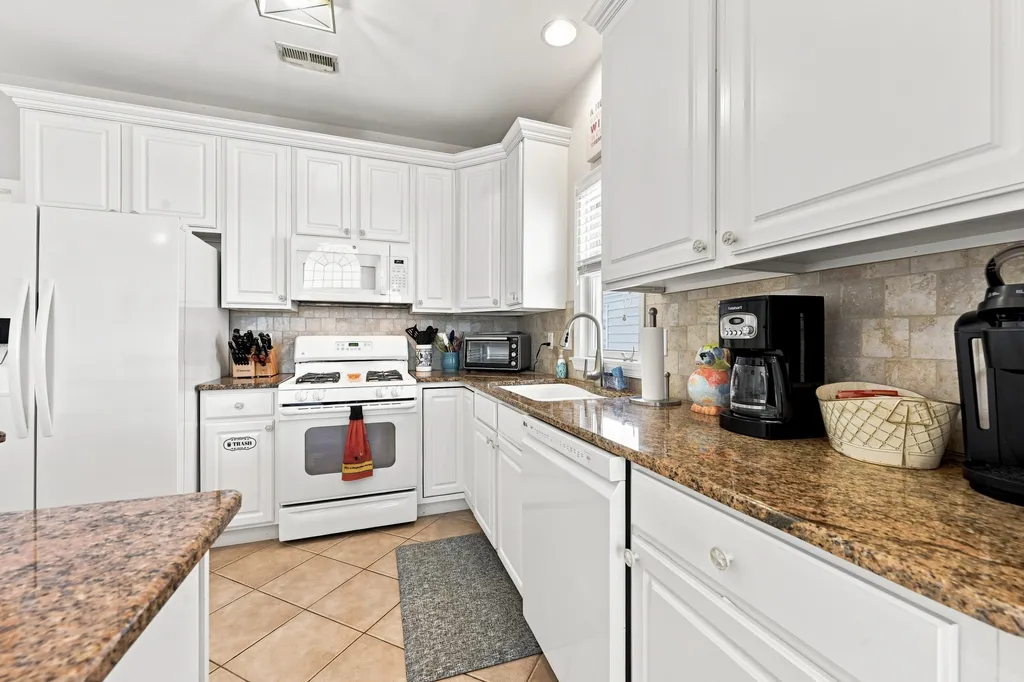 Full kitchen
