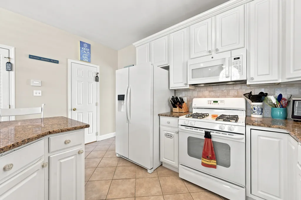 Full kitchen
