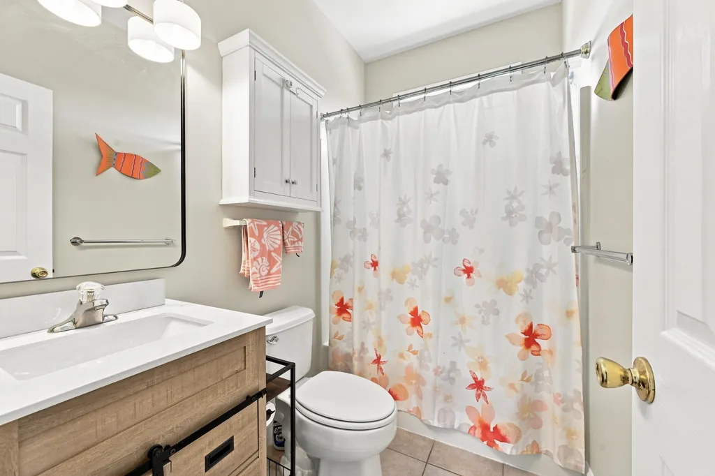 Third floor full bath in bedroom