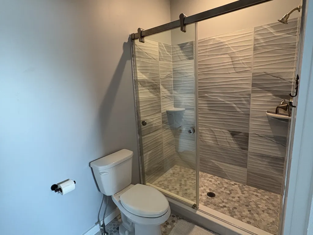 Queen Bed En Suite Bathroom
