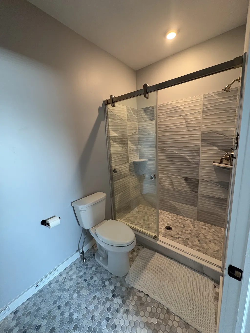 Queen Bed En Suite Bathroom