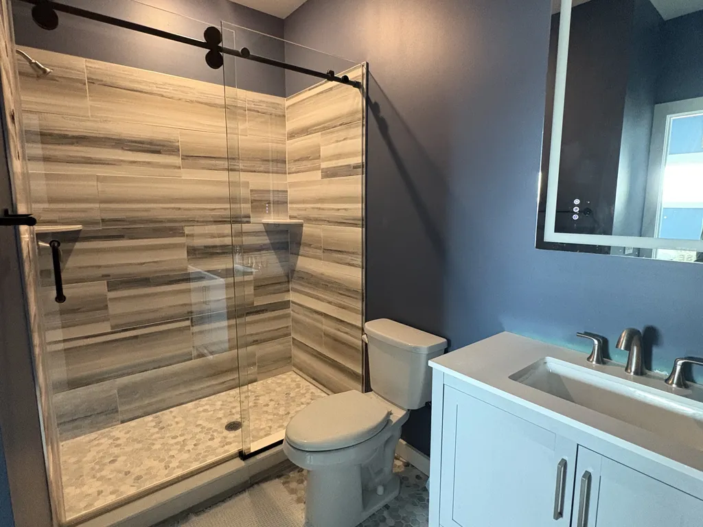 King Bed En Suite Bathroom