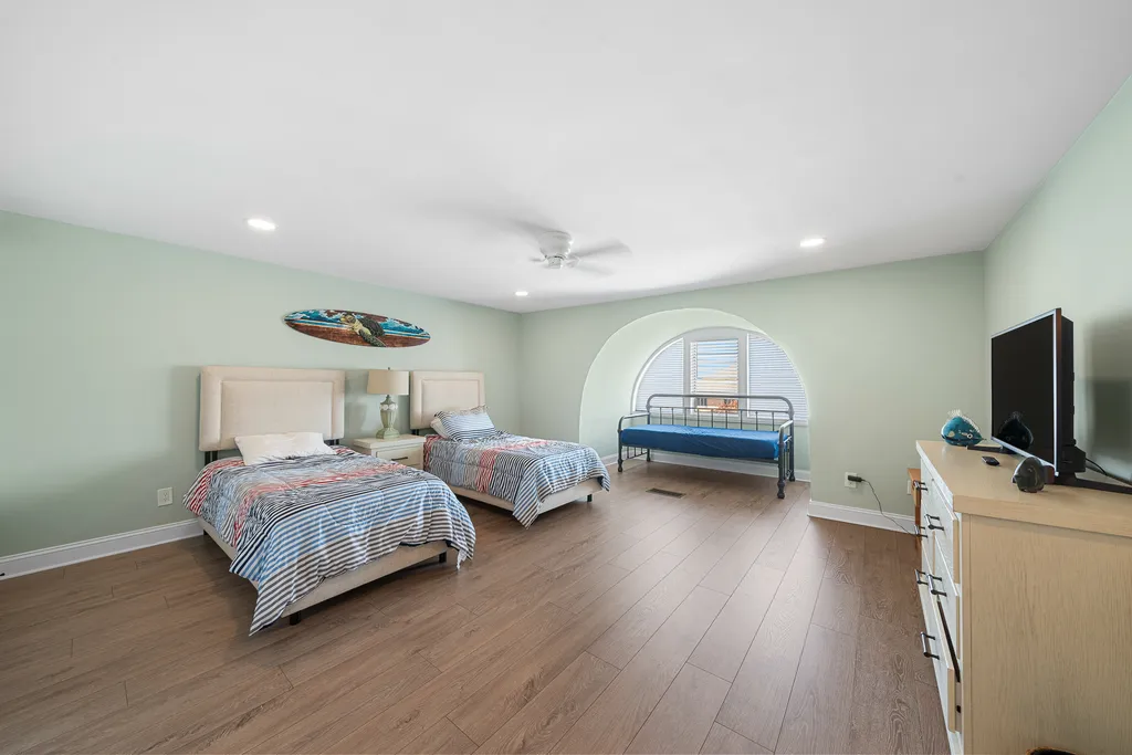 Bedroom 3 with Palladian window.