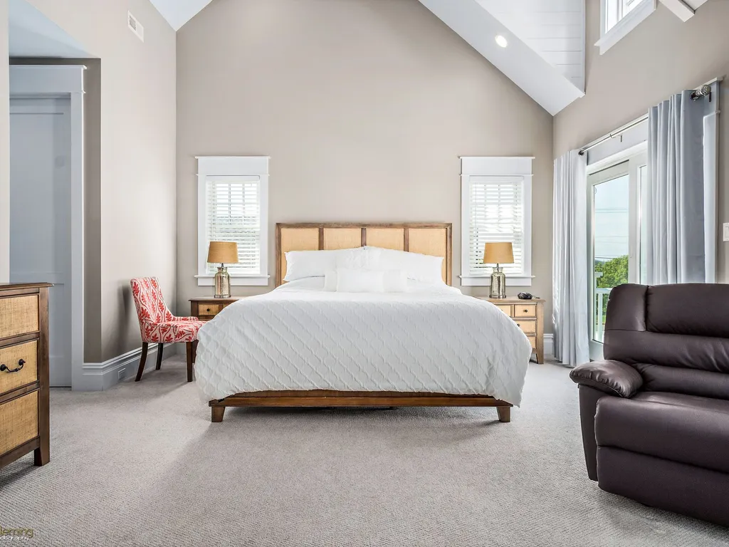 Bedroom 1: Master - King